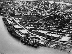 The Woolstore Precinct, Teneriffe as Queensland's heart of wool industry, ca. 1925 StateLibQld 1 108880 Ships docked at the Teneriffe Wharves, Brisbane, Queensland, ca. 1925.jpg