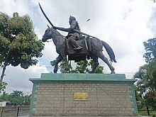 Statue of Maharaja Nara Singh in front of the Western Entrance to the Kangla fort in Imphal.jpg