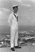 מדי קיץ של חוגר חיל הים (בגדי מלחים), מתחת לצוורון מלחים לבן נקשר סרט שחור (neckerchief), 1965