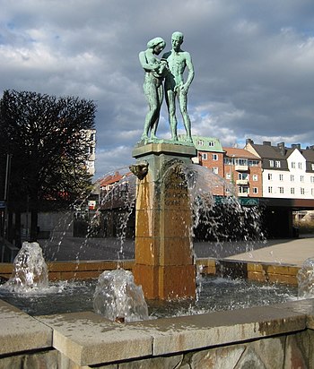 Industribrunnen på Sundbybergs torg (Sundbyberg). Skulpturen Lyckliga familjen av dn lokale skulptøren Carl Fagerberg.