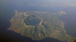 Ostrov Volcano v jezeře Taal.