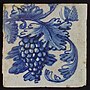 Miniatuur voor Bestand:Tegel met blauwe tros druiven, bladeren en vlinder, objectnr 12900.JPG