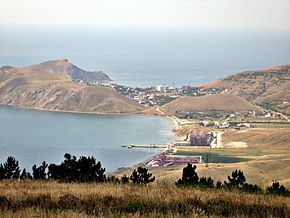 Pohled na záliv Dvuyakornaya, Cape Kiyk-Atlama a vesnici Ordzhonikidze z Tepe-Oba