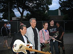 Yhtye The Doors of the 21st Century -nimisenä vuonna 2006. Vasemmalta Phil Chen, Ray Manzarek, Robby Krieger ja Ty Dennis.