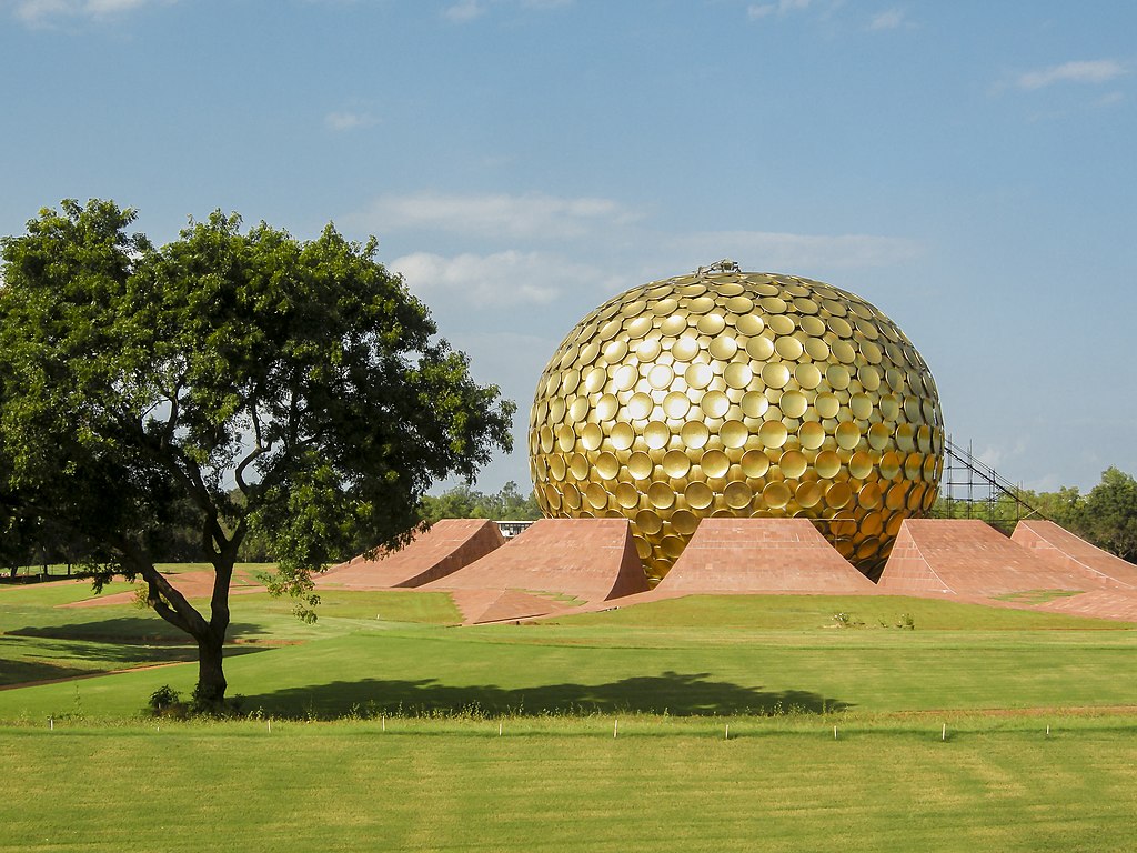 El Matrimandir en Auroville, Tamil Nadu, India.jpg