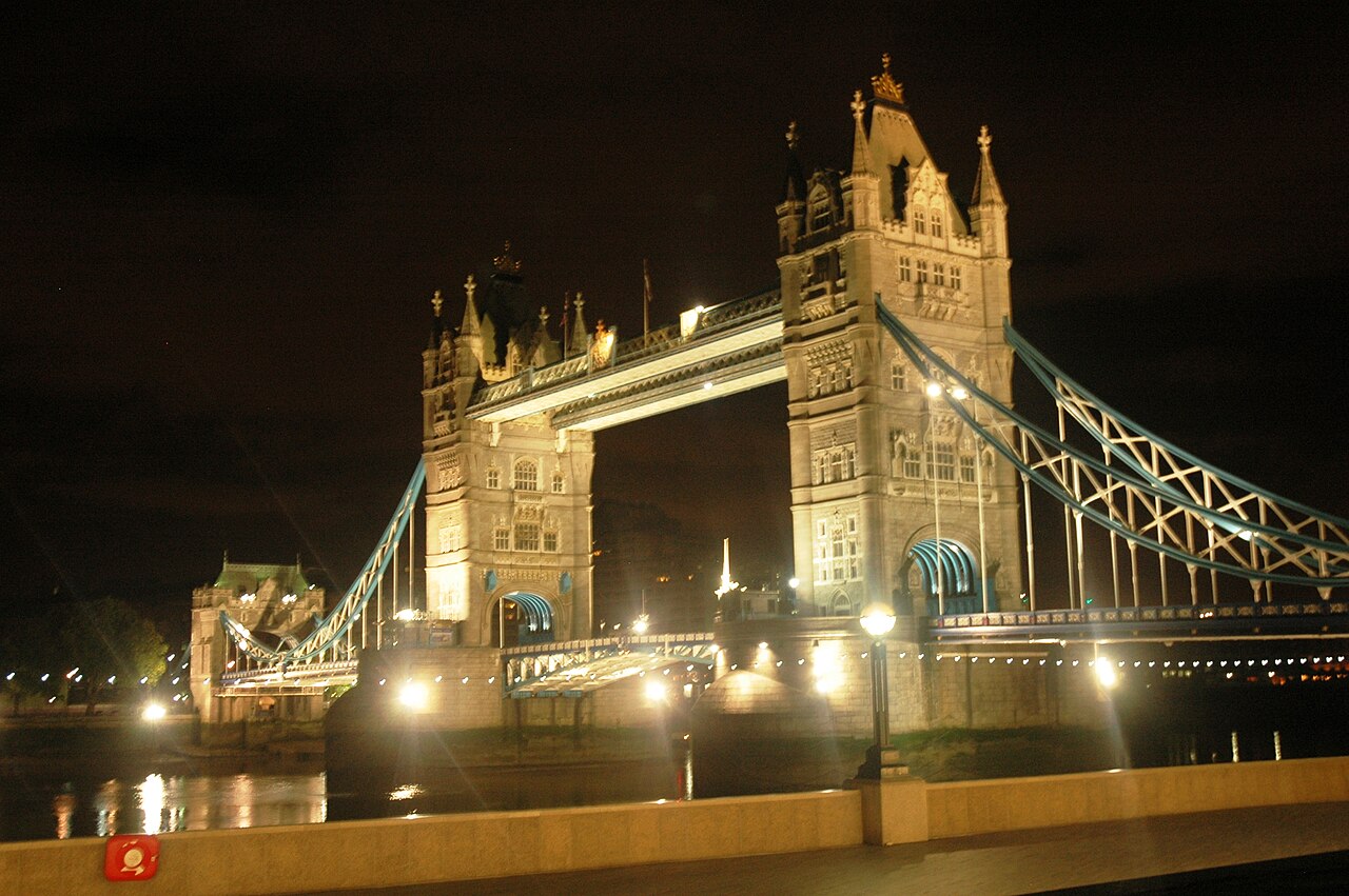 SCULPTURES SUR GLACE  + autres à venir??? 1280px-The_Tower_Bridge%2C_London_in_the_night_2