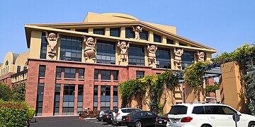 Clădirea Team Disney (Los Angeles, SUA), 1990, de Michael Graves