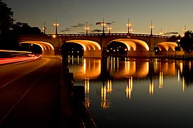 Bank Street Bridge in de schemering