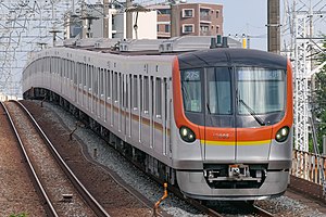 有楽町線で使用される17000系電車 （2021年6月、和光市駅 - 地下鉄成増駅間）