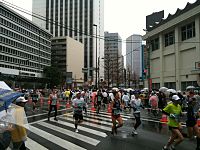 三田駅前を走る市民ランナー（2010年）