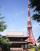 La tour de Tōkyō, au Japon, mesure 9 mètres de plus que la tour Eiffel (avec son antenne), soit 333 m.