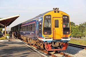 Kereta api No. 998 ,Kelas 158-T Sprinter berhenti di Pattaya station. Diambil dengan Canon EOS 6D Mark II-November 2020.jpg