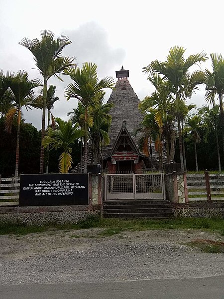 File:Tugu Ompu Landit Simanihuruk.jpg