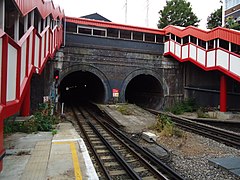 De tunnelmonden tussen de toegangstrappen aan de westkant van de perrons.