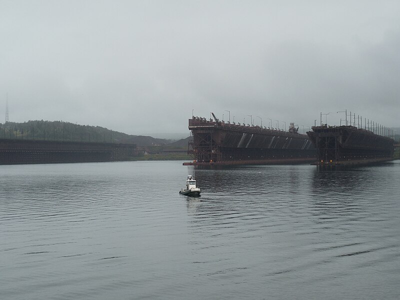 File:Two Harbors Breakwater - Two Harbors, Minnesota.jpg