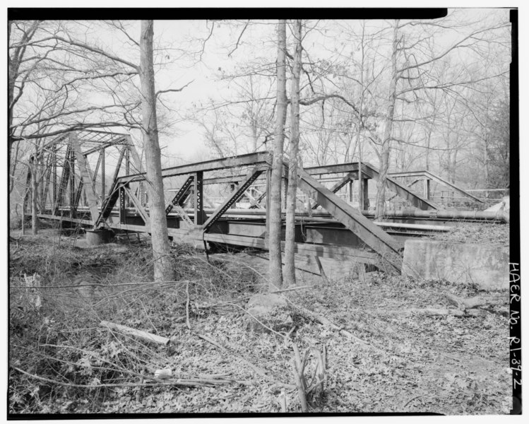 File:VIEW NORTHWEST, GENERAL VIEW SHOWING RAILWAY CANAL TRUSS IN CENTER, RAILWAY RIVER TRUSS ON LEFT, HIGHWAY TRUSSES IN BACKGROUND - White Rock Bridge, Spanning Pawcatuck River and HAER RI,5-WEST,2-2.tif