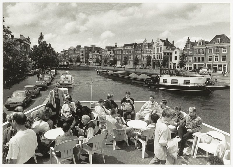 File:Vaartochtje over het Spaarne voor homosexuele ambtenaren uit Haarlem en omliggende gemeenten.JPG