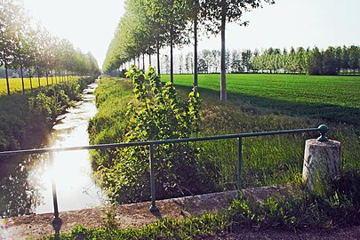 Pont sur l'Hozain sur la route de Vaudes à Céres.