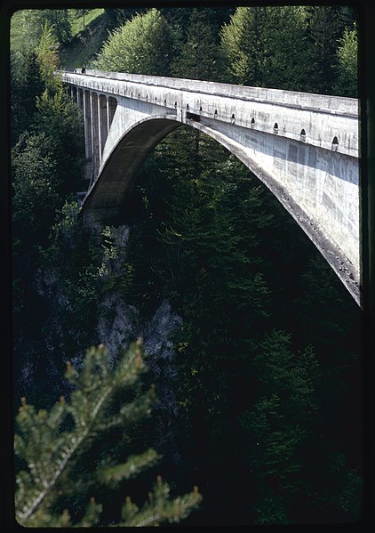 File:Veduta dell'arcata del Ponte Salginatobel.jpg