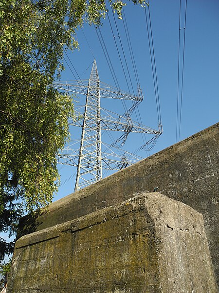 File:Velbert, Westende Asbachtal, Kruppsche Nachtscheinanlage, Leitbunker, Eingangsschutzmauer.jpg