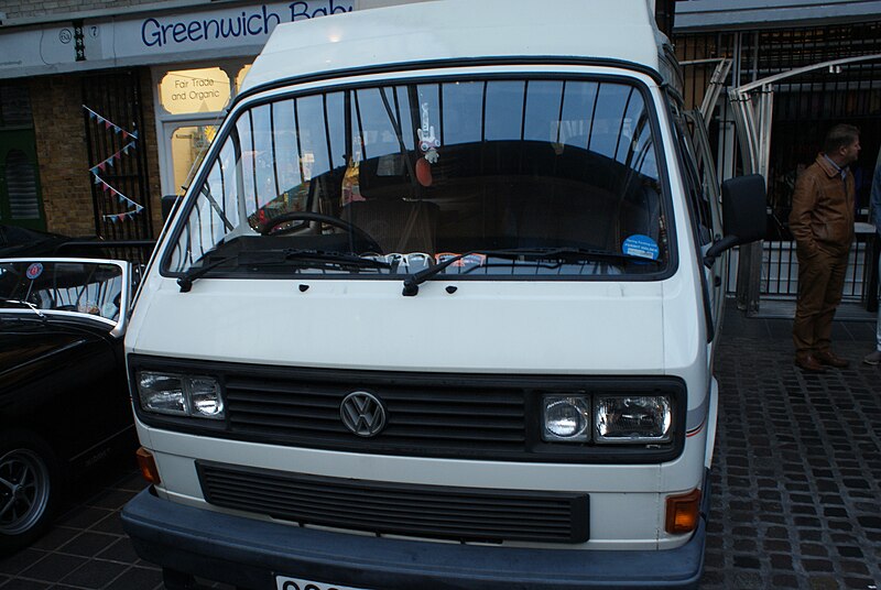 File:View of a VW campervan in Greenwich Market for the Mean Old Timers meet-up - geograph.org.uk - 5521387.jpg