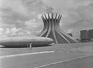 Las hipótesis de cálculo de Joaquim Cardozo permitieron que las bases de la Catedral de Brasilia (foto) y de los principales palacios de la capital federal de Brasil apenas toquen el terreno, como agujas.