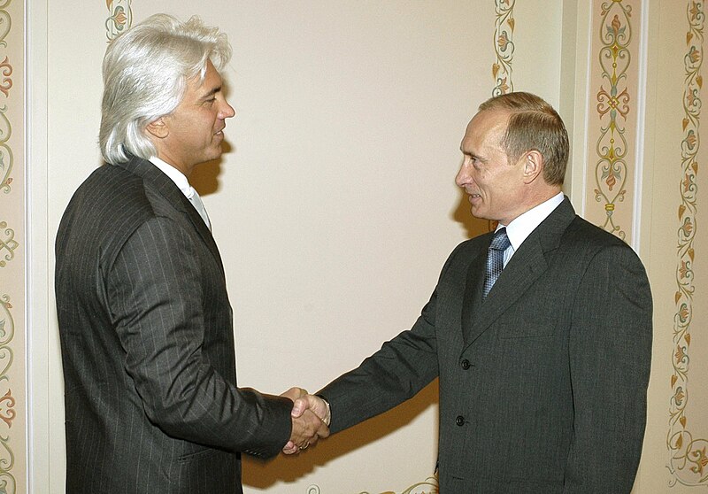 File:Vladimir Putin and Dmitri Hvorostovsky (2004-05-29) 1.jpg