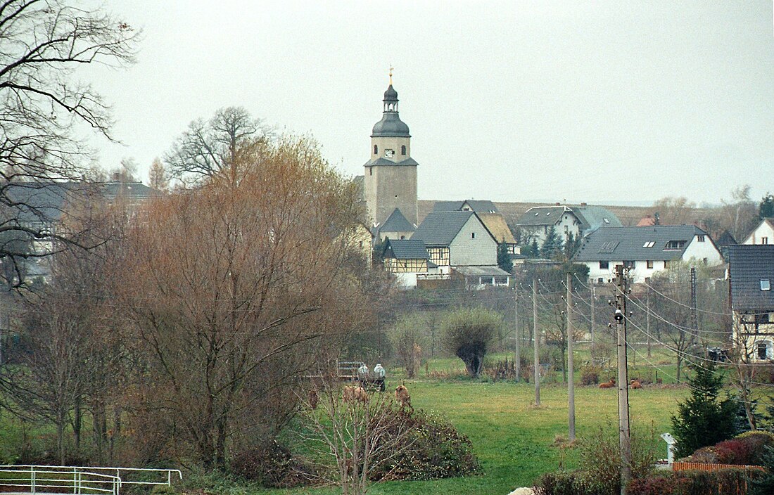 File:Vollmershain, Blick zur Dorfkirche.jpg