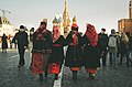 Женщины в воронежских народных костюмах на московской Красной площади