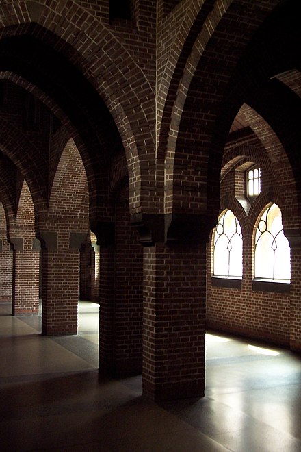 Voûtes et piliers à l'intérieur de l'abbaye