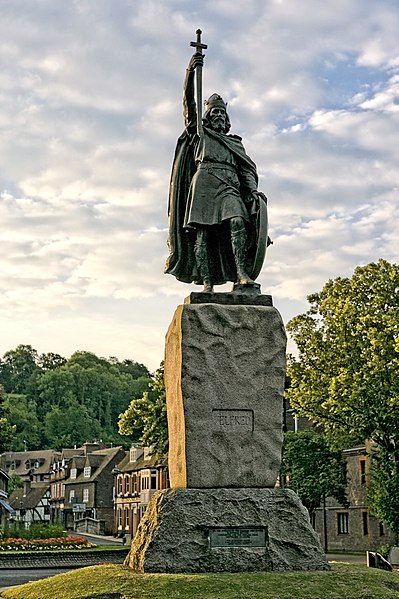 Statue of Alfred the Great by Hamo Thornycroft in Winchester