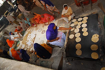 Gra duke pregatitur roti per langarin e Harmandir Sahibit