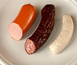 Brühwurst: 1) Geräucherte Fleischwurst (Lyoner) im Kunstdarm, 2) heißgeräucherte und getrocknete Dauerwurst aus Österreich im Kunstdarm, 3) Weißwurst im Naturdarm