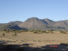 Sierra de Chichicuautla se nachází jihovýchodně od území.