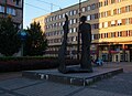 Polski: Plac Wolności w Zabrzu. Rzeźba "Spotkanie z własnym Ja" autorstwa Heinza Toboli.