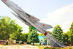 Самолет МиГ-21, установленный в честь награждения высшего военного авиационного училища орденом Красного Знамени