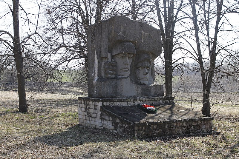 File:Пам'ятник односельчанам Полуднівка.jpg