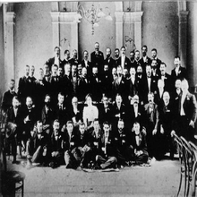 הוועידה הראשונה של הפדרציה הציונית באנגליה (1899). בין המשתתפים ג'וזף קאואן, דוד וולפסון, סר פרנסיס מונטיפיורי, לאופולד גרינברג, דב האז, הרברט בנטוויץ', משה גסטר, בנימין זאב הרצל