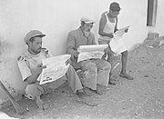 Lendo o jornal Davar em Moshav Eliashiv, 1939