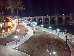 Alwand-rivier in Khanaqin 's nachts met de historische Alwand-brug erop