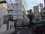 北側道路から北西角の校舎を見る（2014年12月撮影）