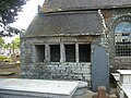 Chapelle Saint-Gilles : ossuaire et tombe ancienne.