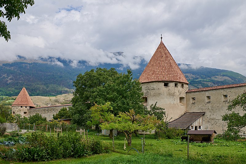 File:14982 Stadtbefestigung, Glurns, nordwestlicher und westlicher Turm Mura Cittadina, Glorenza Glurns 20220903 0201.jpg