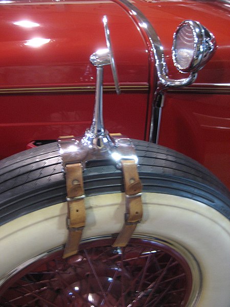 File:1929Packard645DualCowlPhaetonTireLightMirror.jpg