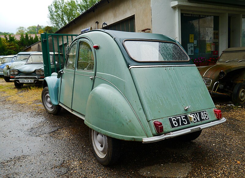 File:1961 Citroën 2CV, Cazals, Lot, France (8477504918).jpg