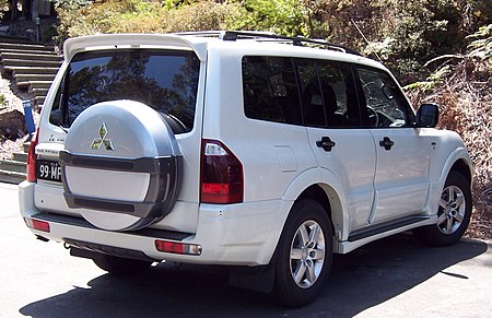 2006 Mitsubishi Pajero (NP) VR-X wagon 01.jpg