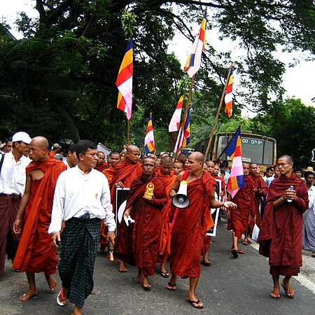 ไฟล์:2007_Myanmar_protests_11_(square).jpg