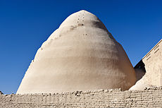 Utsidan och insidan av kupolen till en yakhchal i Meybod, Iran.