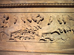 Côté de sarcophage, deux chars à quatre chevaux
