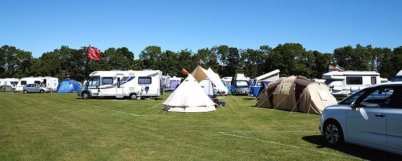 File:2016 Broadstairs Folk Week band musicians' campsite at Broadstairs Kent England 2.jpg
